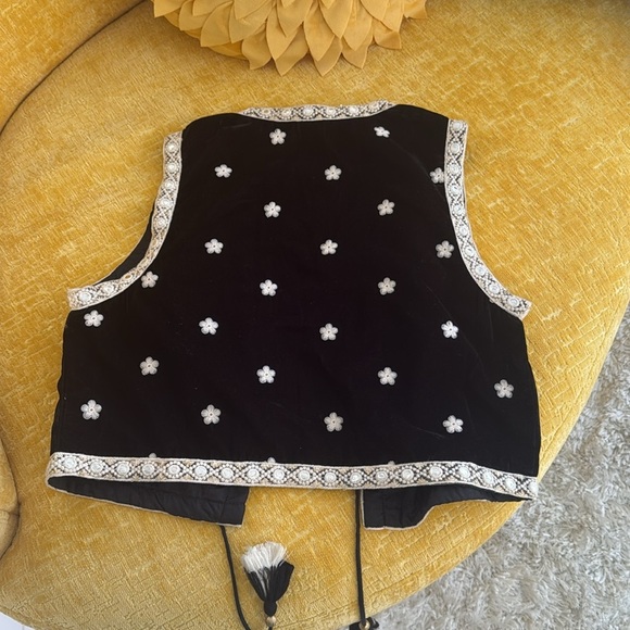 Black and white flower embroidered vest - Picture 3 of 3